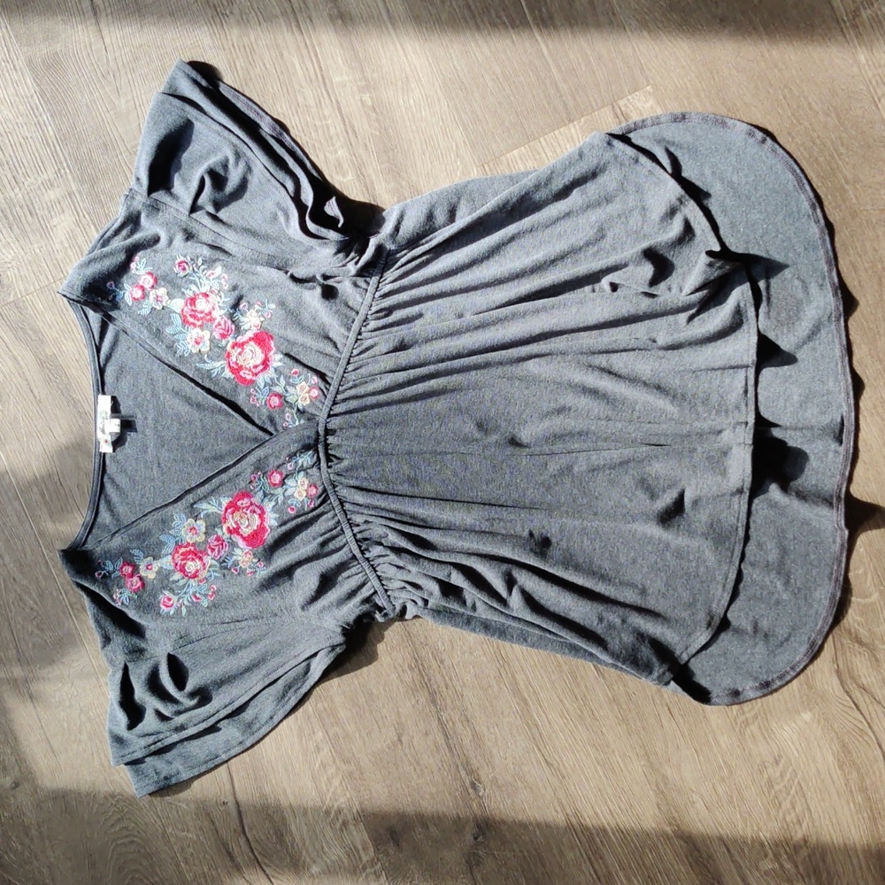 ANDREE by Unit embroidered grey top Size Small